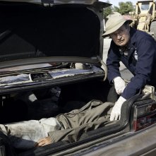 Ducky (David McCallum) e il ritrovamento di un cadavere in un bagagliaio nell'episodio Borderland di N.C.I.S.