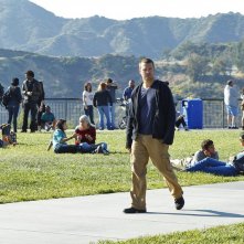 G Cullen (Chris O'Donnell) cammina in mezzo al Parco in una sequenza dell'episodio Burned di NCIS: Los Angeles