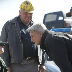 Gibbs (Mark Harmon) e Ziva (Cote de Pablo) parlano con il piccolo Tommy (Jackson Brundage) in: Borderland di N.C.I.S.