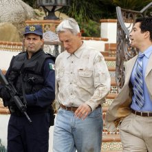 Gibbs (Mark Harmon) parla con Alejandro Rivera (Marco Sanchez) nell'episodio Rule Fifty-One di N.C.I.S.