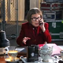 Henrietta 'Hetty' Lange (Linda Hunt) in una scena dell'episodio Burned di NCIS: Los Angeles