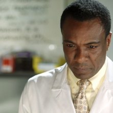 Il Dr. Martin Kowambe (Allan Louis) nell'episodio Chuck Versus the Tooth
