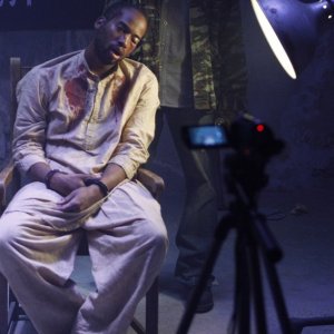 L'Agente Speciale Dominic Vaile (Adam Jamal Craig) torturato in una scena dell'episodio Found di NCIS: Los Angeles