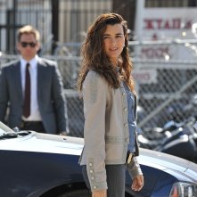 La bella Ziva (Cote de Pablo) con alle spalle DiNozzo (Michael Weatherly) nell'episodio Borderland di N.C.I.S.