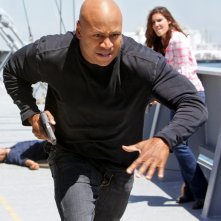LL Cool J in corsa, con alle spalle Daniela Ruah nell'episodio Hunted di NCIS: Los Angeles