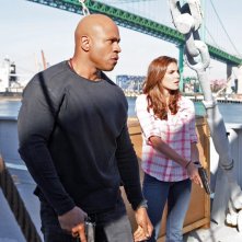Sam (LL Cool J) e Kensi (Daniela Ruah) in una scena dell'episodio Hunted di NCIS: Los Angeles