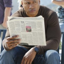 Sam (LL Cool J) osserva la situazione nell'episodio Burned di NCIS: Los Angeles