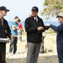 Sean Murray, Michael Weatherly e David McCallum sulla scena del crimine nell'episodio Patriot Down di N.C.I.S.