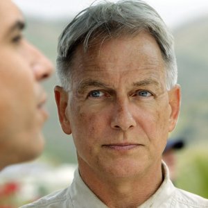 Un primo piano dell'Agente Jethro Gibbs (Mark Harmon) nell'episodio Rule Fifty-One di N.C.I.S.