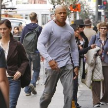 Un serio Sam (LL Cool J) cammina in strada fra la gente nell'episodio Found di NCIS: Los Angeles