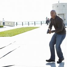 Una sequenza dell'episodio Burned di NCIS: Los Angeles con Sam (LL Cool J) armato di pistola