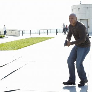 Una sequenza dell'episodio Burned di NCIS: Los Angeles con Sam (LL Cool J) armato di pistola