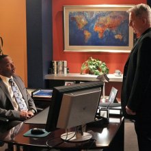 Una sequenza dell'episodio Rule Fifty-One di N.C.I.S. con Rocky Carroll e Mark Harmon