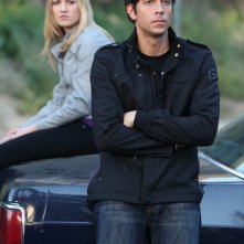 Yvonne Strahovski e Zachary Levi appoggiati all'auto nell'episodio Chuck Versus the Subway: Part 2