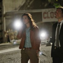 Ziva (Cote de Pablo) e Tony (Michael Weatherly), torce in mano, in una scena dell'episodio Borderland di N.C.I.S.