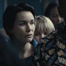 Anne Coesens nei panni di una madre costantemente all'erta nel film Illegal