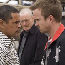 Breaking Bad: Raymond Cruz, Aaron Paul e Bryan Cranston in una scena della stagione 2