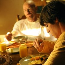 Breaking Bad: RJ Mitte e Bryan Cranston, sullo sfondo, nell'episodio Green Light