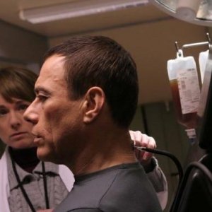 Emily Joyce e Jean-Claude Van Damme in una scena del film Universal Soldier: Regeneration