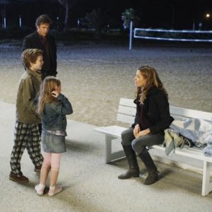 FlashForward: Sonya Walger e Jack Davenport in un momento dell'episodio Future Shock