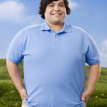 Harvey Guillen è Alistair in una foto promozionale della serie Huge