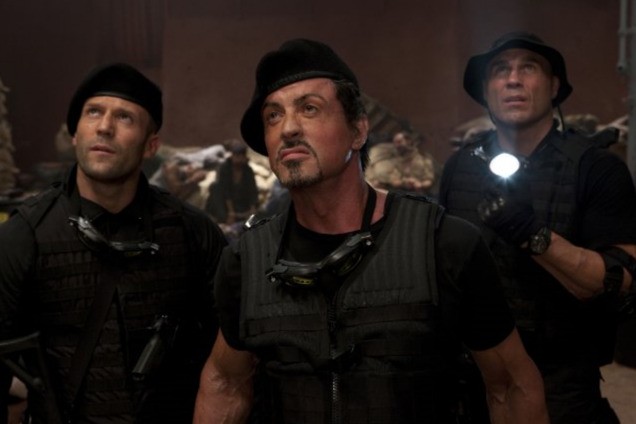 Jason Statham, Sylvester Stallone e Randy Couture in una scena di The Expendables