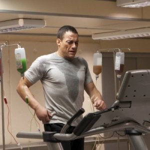 Jean-Claude Van Damme è il soldato Luc Deveraux nel film Universal Soldier: Regeneration