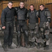 Jean-Claude Van Damme sul set del film Universal Soldier: Regeneration con alcuni colleghi