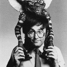 Joe Dante con un Gremlin