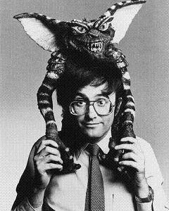 Joe Dante con un Gremlin