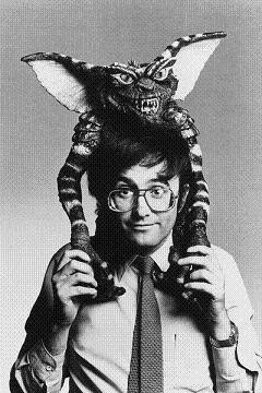 Joe Dante con un Gremlin