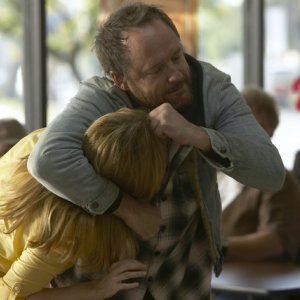 John Benjamin Hickey in una scena del pilot della serie The Big C