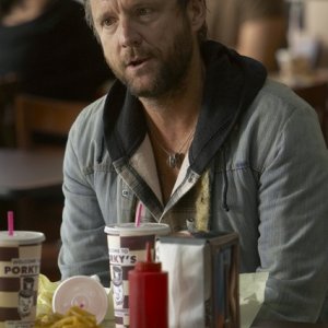 John Benjamin Hickey nel pilot della serie The Big C