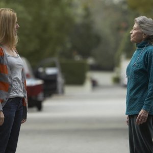 Laura Linney e Phyllis Somerville nel pilot della serie The Big C