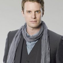 Luke Mably è Dylan Radcliff in una foto promozionale della serie The Gates