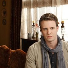 Luke Mably è Dylan Radcliff in una immagine promozionale della serie The Gates