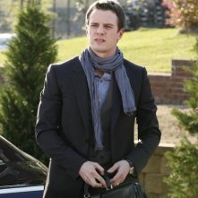 Luke Mably in una scena della serie The Gates