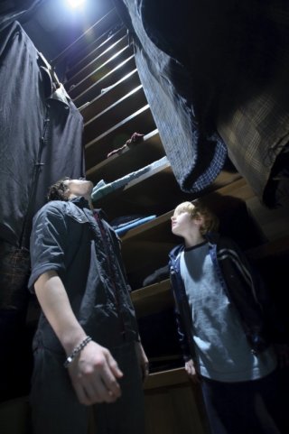 Nathan Gamble e Chris Massoglia in una sequenza del film The Hole in 3D