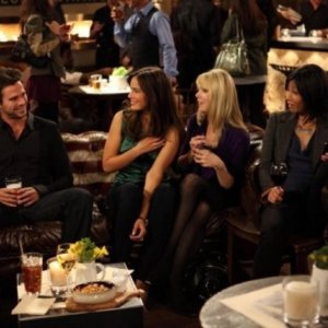 Smith Cho, David Walton, Collette Wolfe e Sophie Winkleman nel pilot di 100 Questions