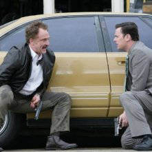 The Good Guys: Bradley Whitford e Colin Hanks in una scena del pilot della serie
