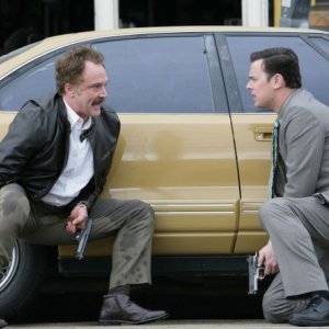 The Good Guys: Bradley Whitford e Colin Hanks in una scena del pilot della serie