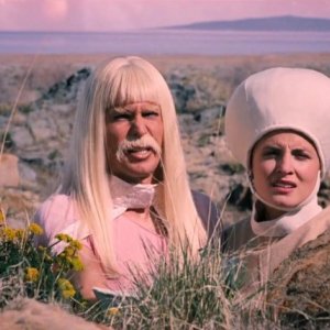 Un irriconoscibile Sam Rockwell con Suzanne May nel film Gentlemen Broncos