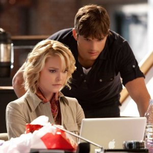 Katherine Heigl e Ashton Kutcher esaminano il portatile in un momento del film Killers