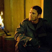 Wentworth Miller nel ruolo di Chris Redfield in una scura scena del film Resident Evil: Afterlife
