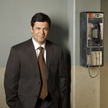 Carlos Bernard è il sergente Mack in una foto promozionale della serie Scoundrels