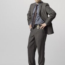 Carlos Bernard è il sergente Mack in una immagine promozionale della serie Scoundrels