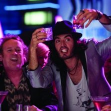 Colm Meaney e Russell Brand in una scena della commedia Get Him to the Greek