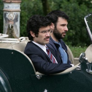 Edoardo Leo e Marco Bonini in una scena del film 18 anni dopo