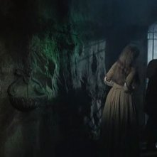 Erika Blanc con Giacomo Rossi-Stuart (di spalle) in una scena del film Operazione paura (1966)