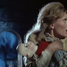 Erika Blanc spaventata in una scena del film Operazione paura (1966)